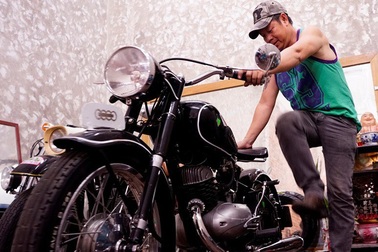 Kỳ công với niềm đam mê phục chế xe cổ