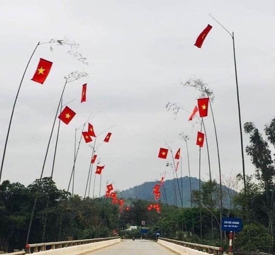 “Mãn nhãn” trước những tuyến đường thanh niên rợp cờ đỏ sao vàng - 6 “Mãn nhãn” trước những tuyến đường thanh niên rợp cờ đỏ sao vàng - 6