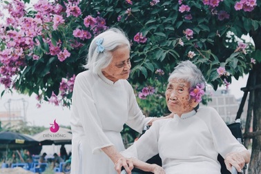Bộ ảnh ý nghĩa về tình bạn vượt thời gian của hai cụ bà tóc bạc trắng