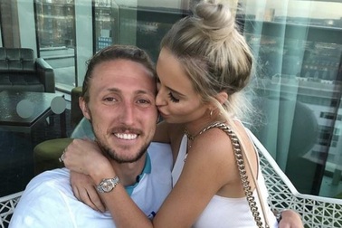 Leeds lên hạng, các cầu thủ và dàn bạn gái xinh đẹp tưng bừng ăn mừng