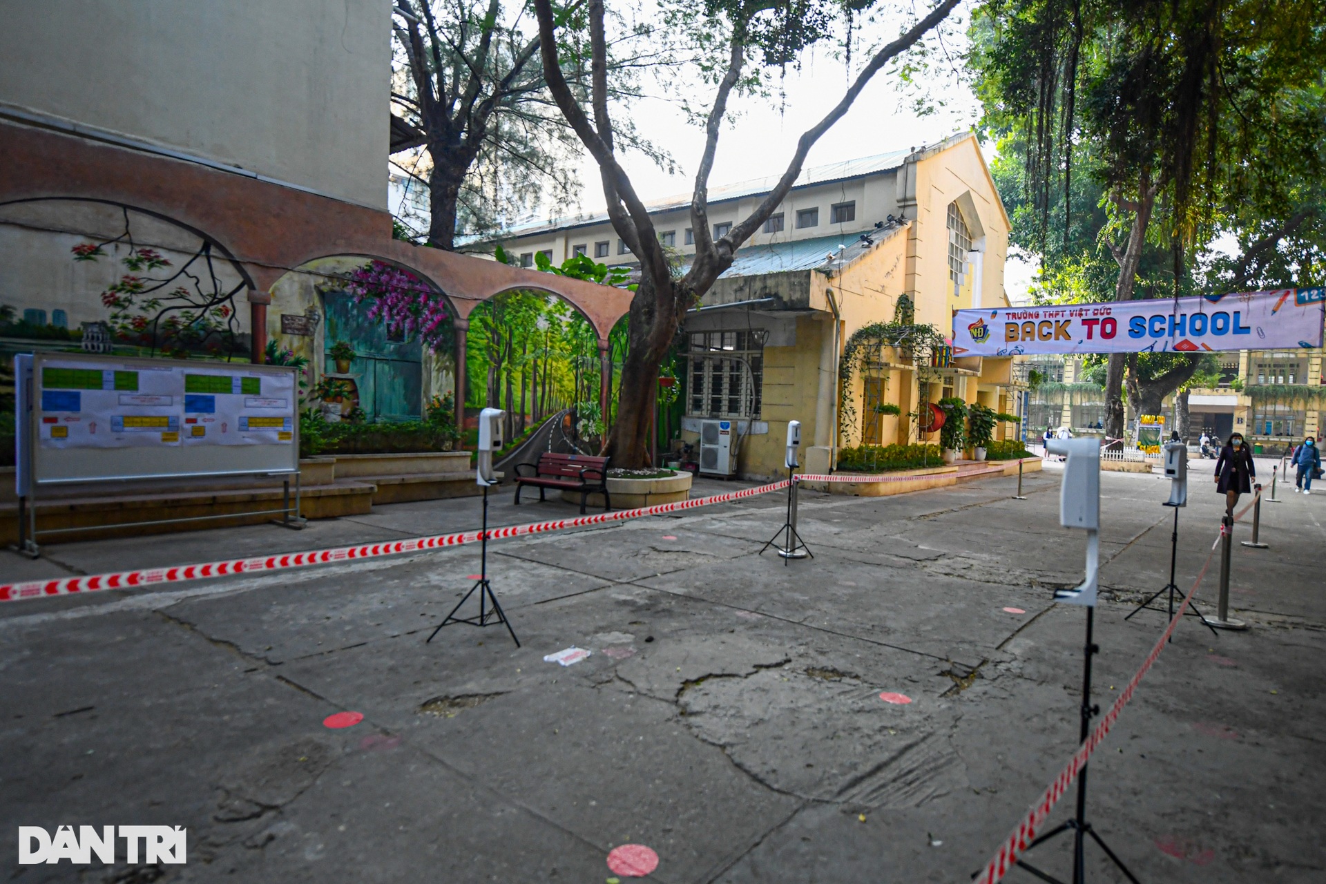 Học sinh lớp 12 ở Hà Nội bồi hồi, lo lắng trong ngày đầu trở lại trường - 1 Học sinh lớp 12 ở Hà Nội bồi hồi, lo lắng trong ngày đầu trở lại trường - 1