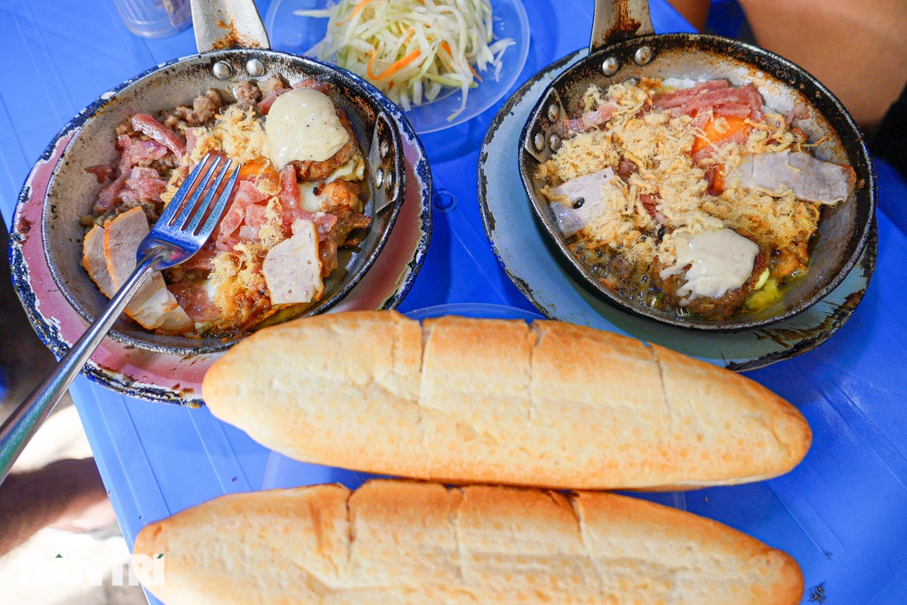 Bà chủ Hà Nội bán bánh mì bằng chảo Liên Xô thời bao cấp, hơn 40 năm tuổi - 4 Bà chủ Hà Nội bán bánh mì bằng chảo Liên Xô thời bao cấp, hơn 40 năm tuổi - 4