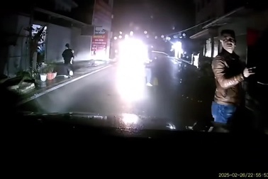 Tài xế suýt gây tai nạn vì đậu xe ngược chiều còn bật đèn pha gây lóa mắt
