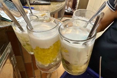 Quán chè "đắt nhất Hà Nội": 90.000 đồng/cốc, chỉ tăng giá chứ không giảm