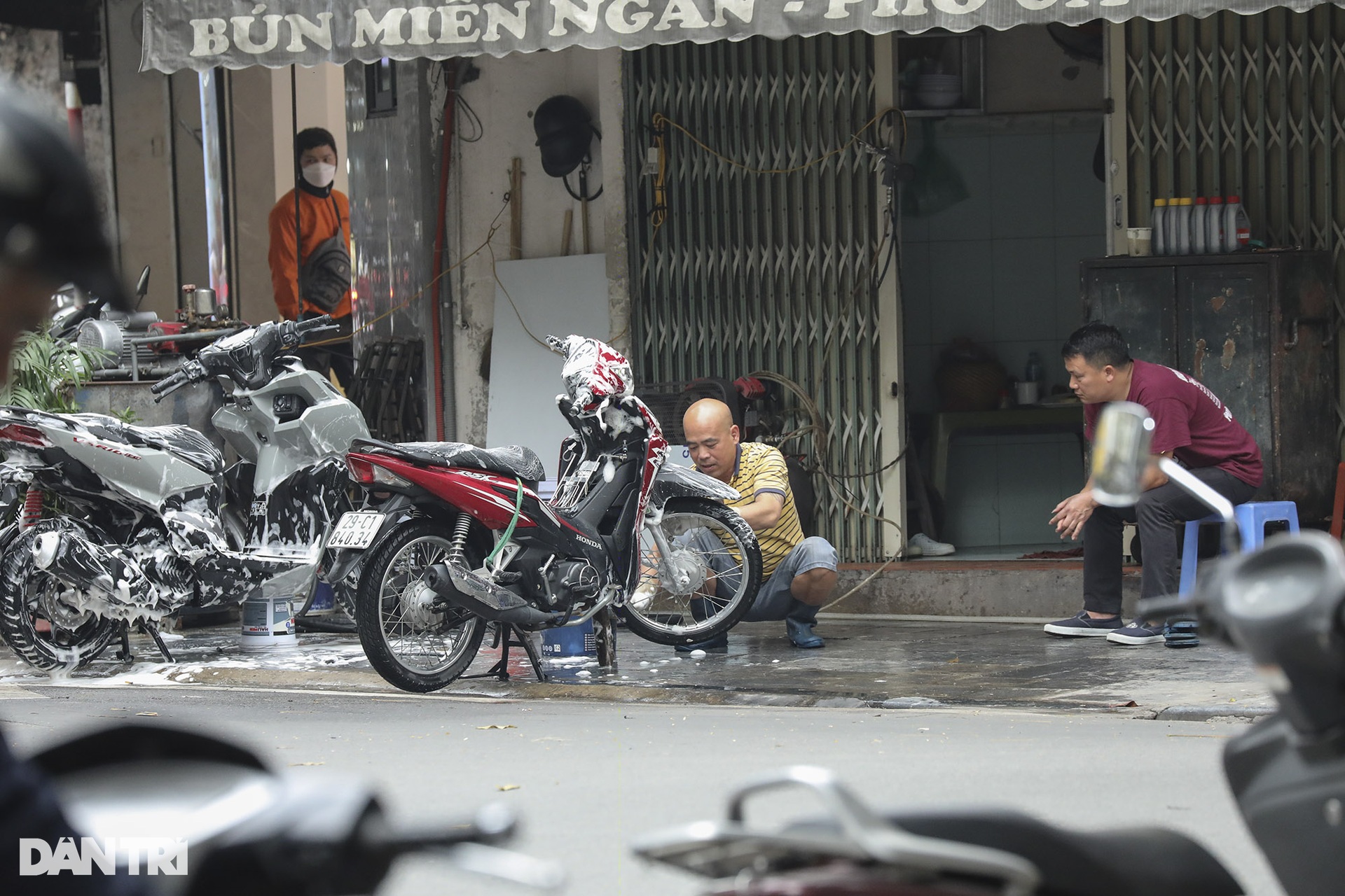 Vỉa hè ở Hà Nội không dành cho người đi bộ - 6 Vỉa hè ở Hà Nội không dành cho người đi bộ - 6