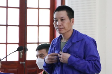 "Nếu bắt được ma túy trên người, bị cáo cởi áo cho bắn ngay!"