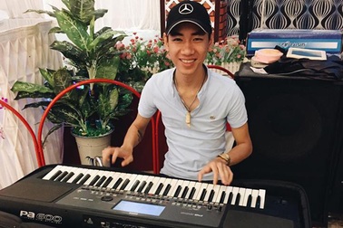 Tiết lộ về chàng trai "bịt mắt đánh đàn" gây sốt mạng