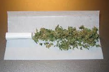 Hà Nội: Nữ nhân viên quán bar bán cần sa kiếm lời