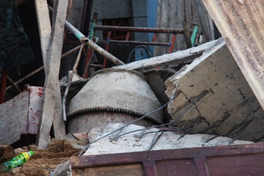 Sập mái vòm bê tông gần chục tấn, nhiều người thoát chết