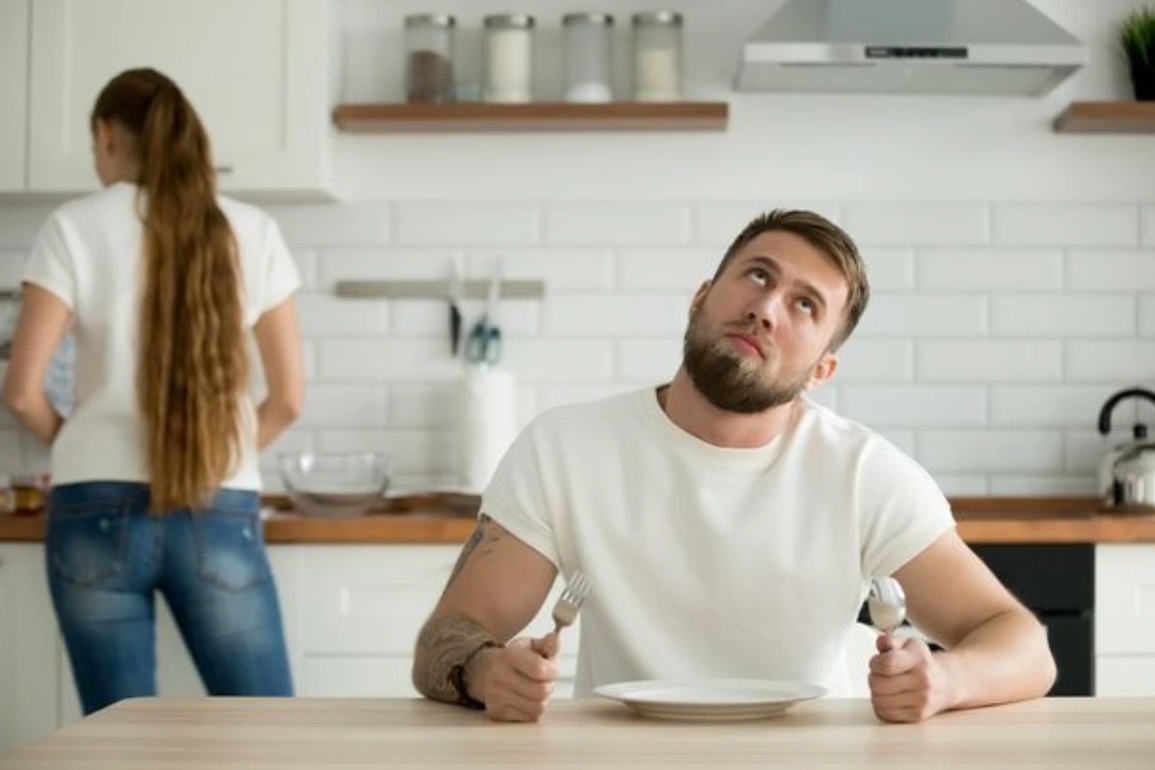 Chồng dựng tôi dậy lúc 11 giờ đêm để đi hâm nóng thức ăn cho anh ta - 1 Chồng dựng tôi dậy lúc 11 giờ đêm để đi hâm nóng thức ăn cho anh ta - 1