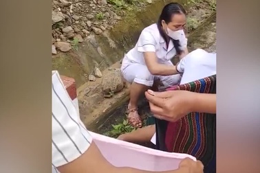 Giây phút nghẹt thở hỗ trợ sản phụ vùng lũ sinh con trên đường