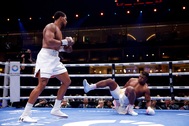 Joshua hạ knock-out Ngannou trong màn so tài ở Saudi Arabia