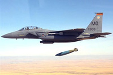 Máy bay Mỹ ném bom vào… lính Anh