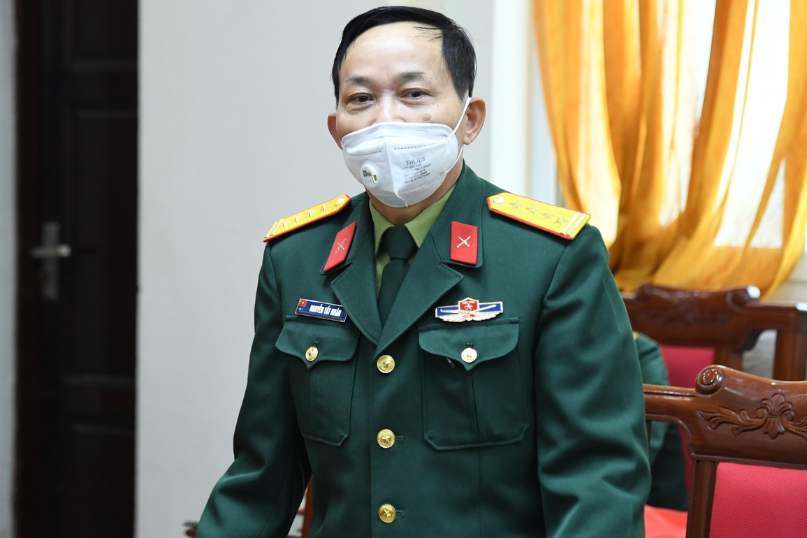 Tặng sổ tiết kiệm thân nhân các liệt sĩ hy sinh khi chống lụt tại Quảng Trị - 2