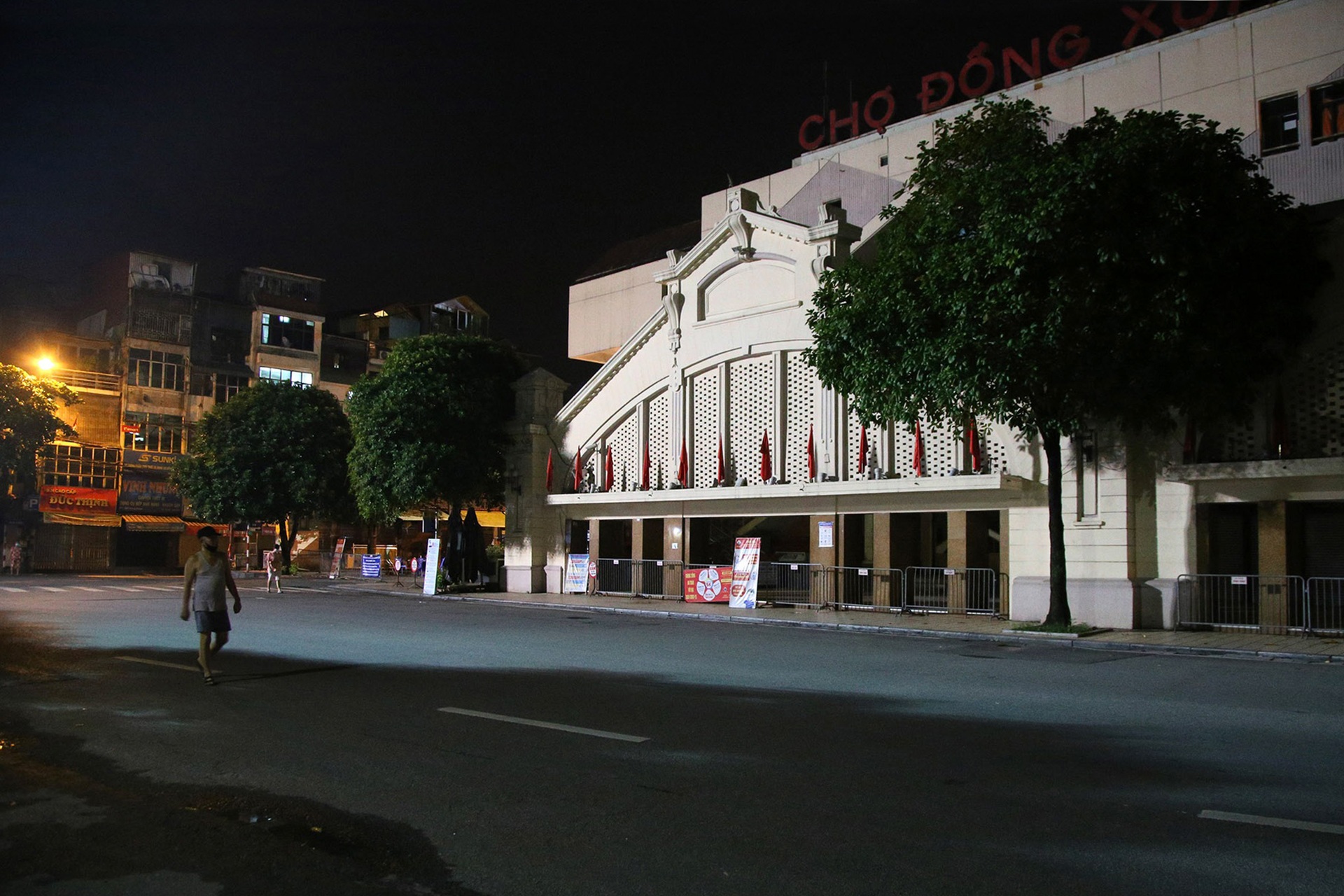 So sánh: Hình ảnh chợ trung thu vắng lặng khác biệt cảnh đông đúc mọi năm - 16