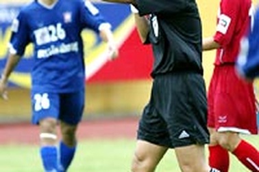 Tổ trọng tài trận Đông Á - Cần Thơ nhận hối lộ 130 triệu
