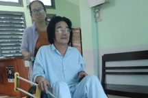 Vụ bác sĩ làm việc trên xe lăn bị điều chuyển: Cần quan tâm tính nhân văn