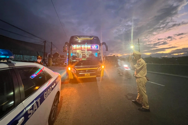 Xe "nhồi" khách tông CSGT, tài xế livestream "kêu oan"