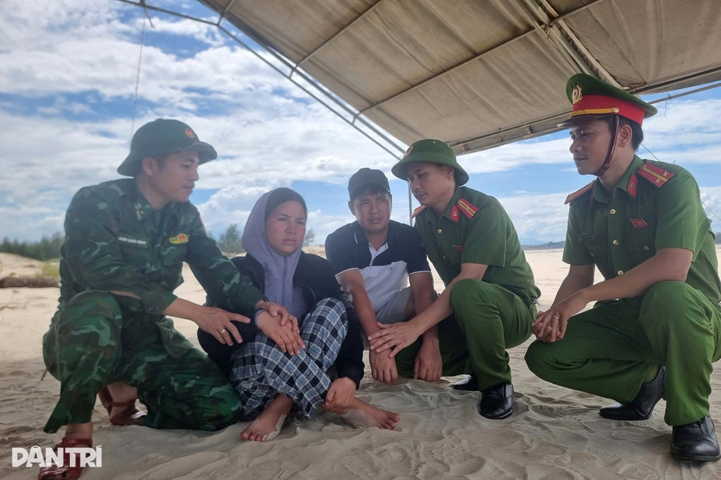 Bất lực nhìn 3 bạn thuyền bị sóng cuốn mất hút - 1 Bất lực nhìn 3 bạn thuyền bị sóng cuốn mất hút - 1