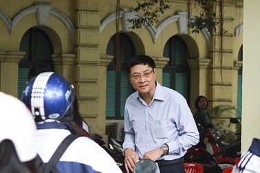 Thầy hiệu trưởng nhiều năm đứng chào học sinh mỗi sớm - chiều