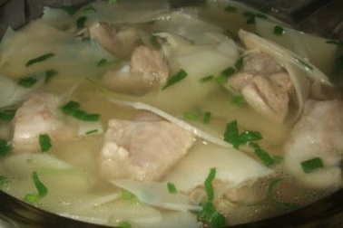 Canh măng tươi nấu sườn