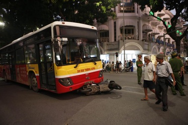 Xe buýt gây tai nạn liên hoàn cạnh Hồ Gươm, 1 phụ nữ tử vong