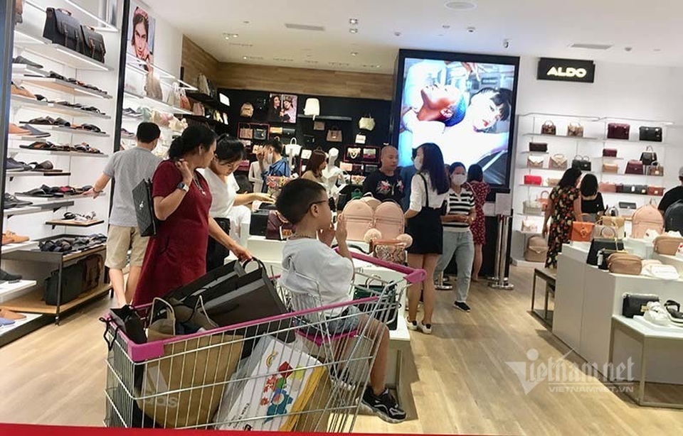 Ngày đen tối: Thế giới lo sợ lệnh cấm, dân Việt tưng bừng hiếm có - 17 Ngày đen tối: Thế giới lo sợ lệnh cấm, dân Việt tưng bừng hiếm có - 17