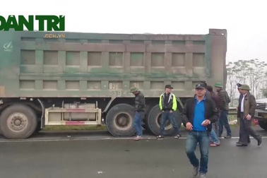 Đoàn xe quá tải "quậy" trên Đại lộ Thăng Long, chủ xe dọa... đốt xe!