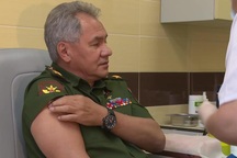 Bộ trưởng Quốc phòng Nga tiêm vắc xin ngừa Covid-19