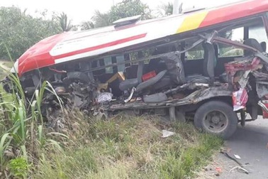 Xe khách tông xe đầu kéo, 7 người bị thương