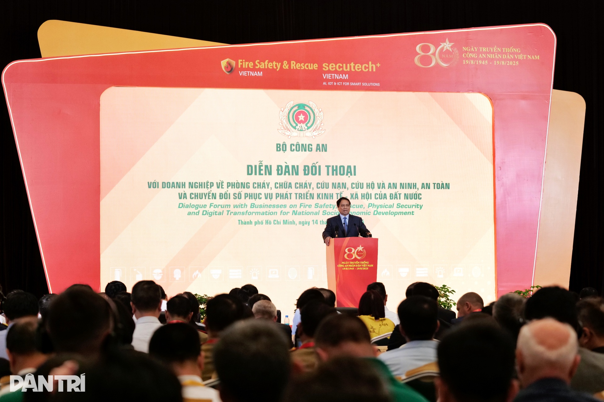 Thủ tướng tham quan triển lãm quốc tế về kỹ thuật và phương tiện PCCC, CNCH - 1 Thủ tướng tham quan triển lãm quốc tế về kỹ thuật và phương tiện PCCC, CNCH - 1