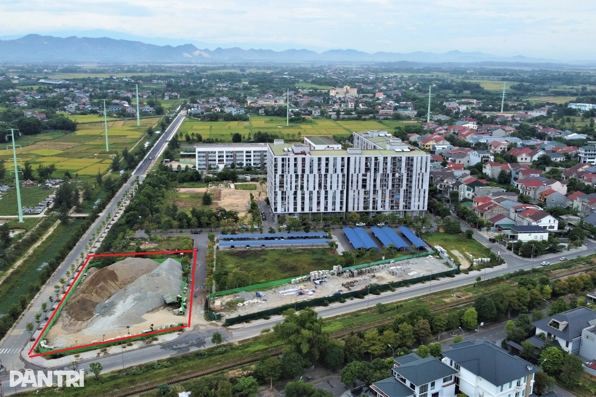 Bãi vật liệu khổng lồ mọc cạnh nhà ở xã hội, cư dân hứng bụi - 1 Bãi vật liệu khổng lồ mọc cạnh nhà ở xã hội, cư dân hứng bụi - 1