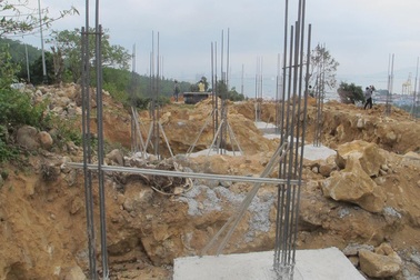 Thống nhất phương án chống sạt lở khu vực 40 móng biệt thự trái phép