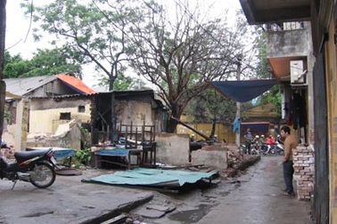 30 thanh niên dùng hung khí “quậy” Khu tập thể Kim Liên