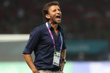 HLV “bỏ trốn” của Indonesia gây sốc, đòi lương ngang ngửa Mourinho