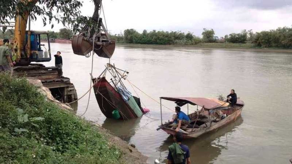 Tìm thấy thi thể người vợ trong vụ lật thuyền đánh cá trên sông - 1 Tìm thấy thi thể người vợ trong vụ lật thuyền đánh cá trên sông - 1