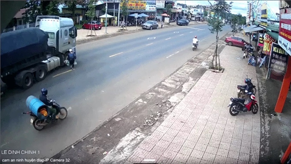 Người sang đường gián tiếp gây tai nạn có thể bị truy trách nhiệm hình sự - 1 Người sang đường gián tiếp gây tai nạn có thể bị truy trách nhiệm hình sự - 1
