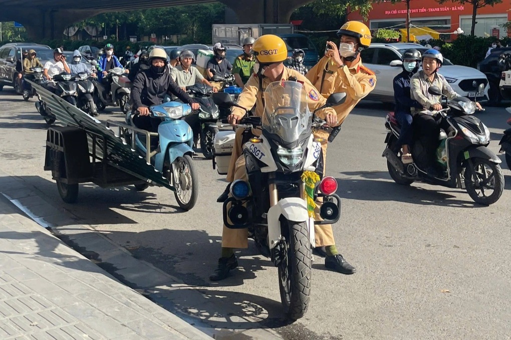 Xử lý người vận chuyển, chở theo tấm tôn phóng nhanh trên đường Hà Nội - 1 Xử lý người vận chuyển, chở theo tấm tôn phóng nhanh trên đường Hà Nội - 1