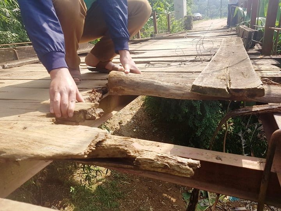 Sửa cầu treo cũ nát khiến dân “đánh cược” tính mạng qua sông sau phản ánh của báo Dân trí! - 2 Sửa cầu treo cũ nát khiến dân “đánh cược” tính mạng qua sông sau phản ánh của báo Dân trí! - 2