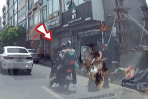 Tài xế mở cửa bất cẩn, đẩy người đi xe máy ngã vào đầu ô tô