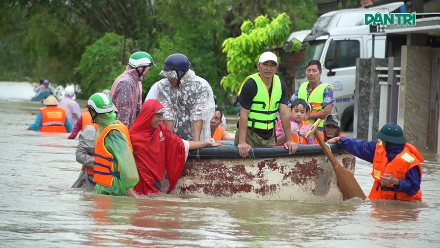 Di tản người dân ra khỏi vùng ngập sâu