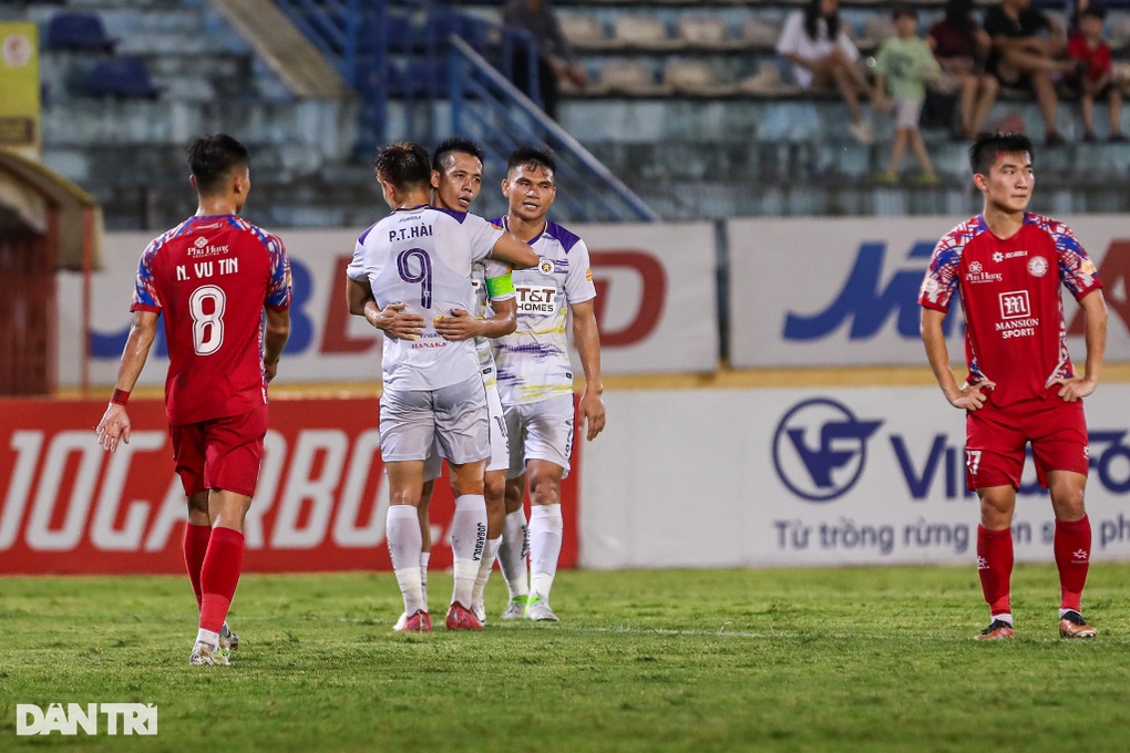 Van Quyet ភ្លឺឡើង Hanoi FC បន្តសង្ឃឹមប្រជែងជើងឯកជាមួយ Nam Dinh - 2 Văn Quyết tỏa sáng, Hà Nội FC níu giữ hy vọng đua vô địch với Nam Định - 2