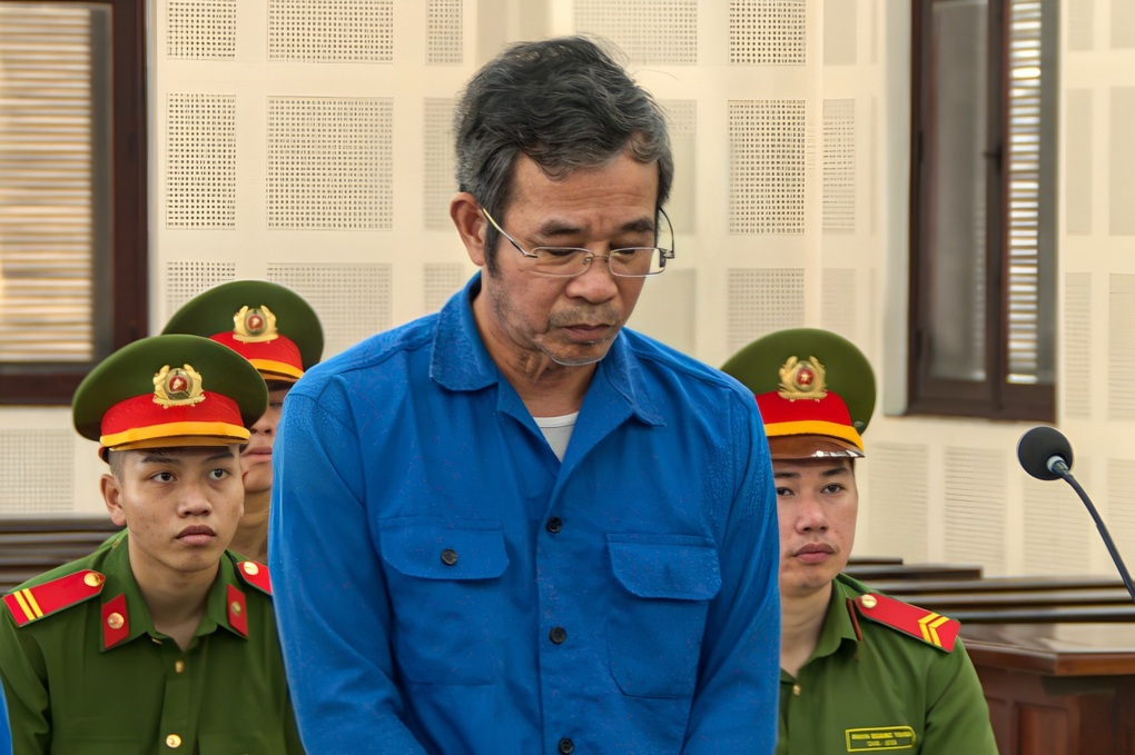 Tòa trả hồ sơ vụ cựu Chủ tịch quận bị cáo buộc nhận hối lộ 500 triệu đồng - 1 Tòa trả hồ sơ vụ cựu Chủ tịch quận bị cáo buộc nhận hối lộ 500 triệu đồng - 1