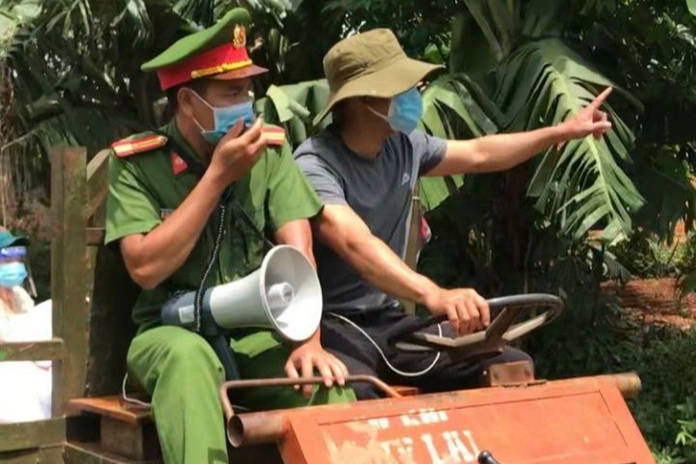 Công an đi máy cày vào buôn tuyên truyền phòng chống dịch Covid-19 - 1 Công an đi máy cày vào buôn tuyên truyền phòng chống dịch Covid-19 - 1