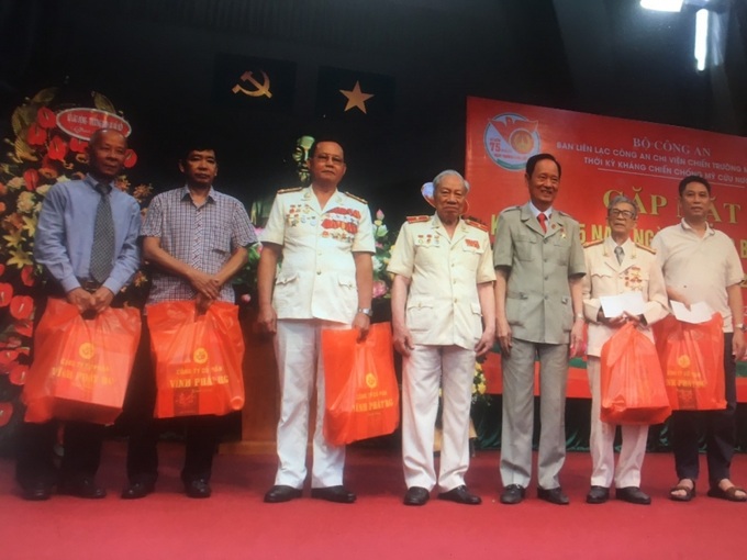 Thiếu tướng Phan Văn Lai (thứ tư từ phải sang) trao quà cho đại diện các hội viên là thân nhân và đối tượng chính sách.