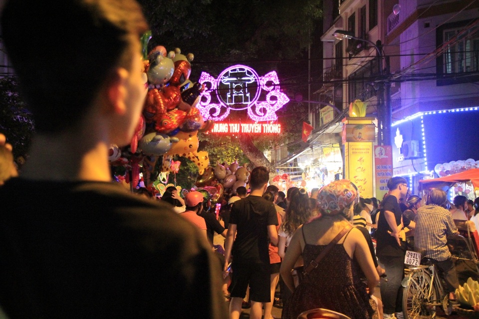 Đường lên phố Hàng Mã ùn tắc kinh hoàng trước đêm Trung thu - 7