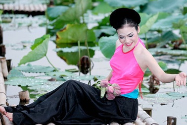 “Sơn Nữ” Thùy Linh ra mắt “Yếm đào”