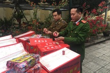 Bắt giữ 10 tấn bánh kẹo không rõ nguồn gốc tại bãi cảng Hà Nội