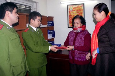 Nhặt được của rơi, Thiếu úy công an tìm cách trả lại cho người bị mất