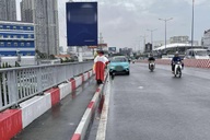 Người đàn ông bỏ lại taxi rồi nhảy cầu Sài Gòn